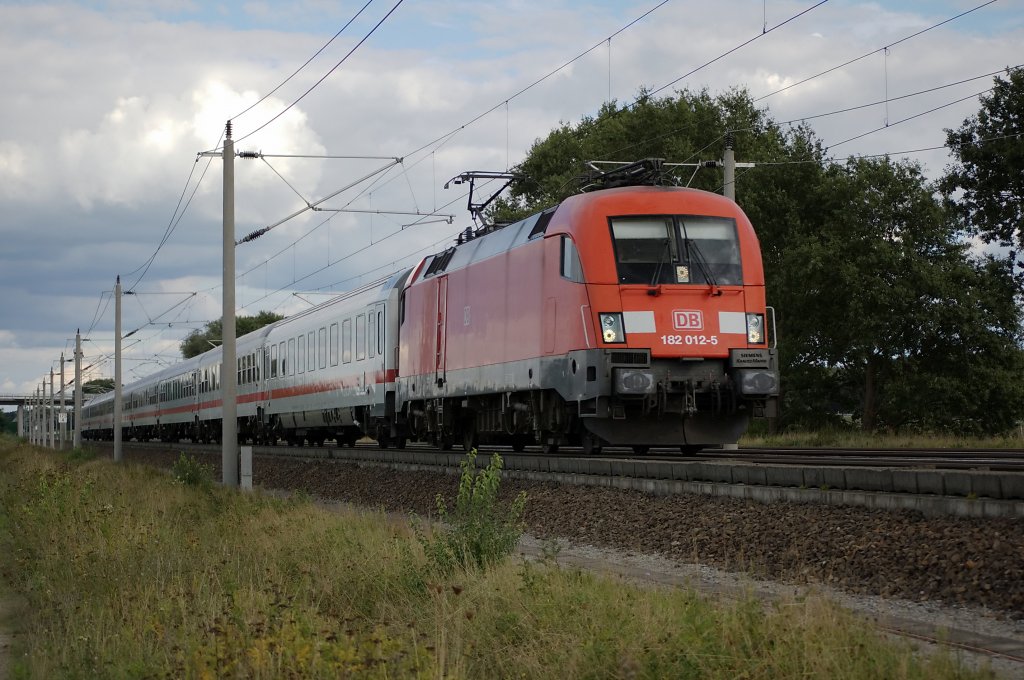 Der DB-Taurus 182 012-5 als IC 1923 Kln Hbf zwischen Growudicke und Rathenow. 03.09.2010