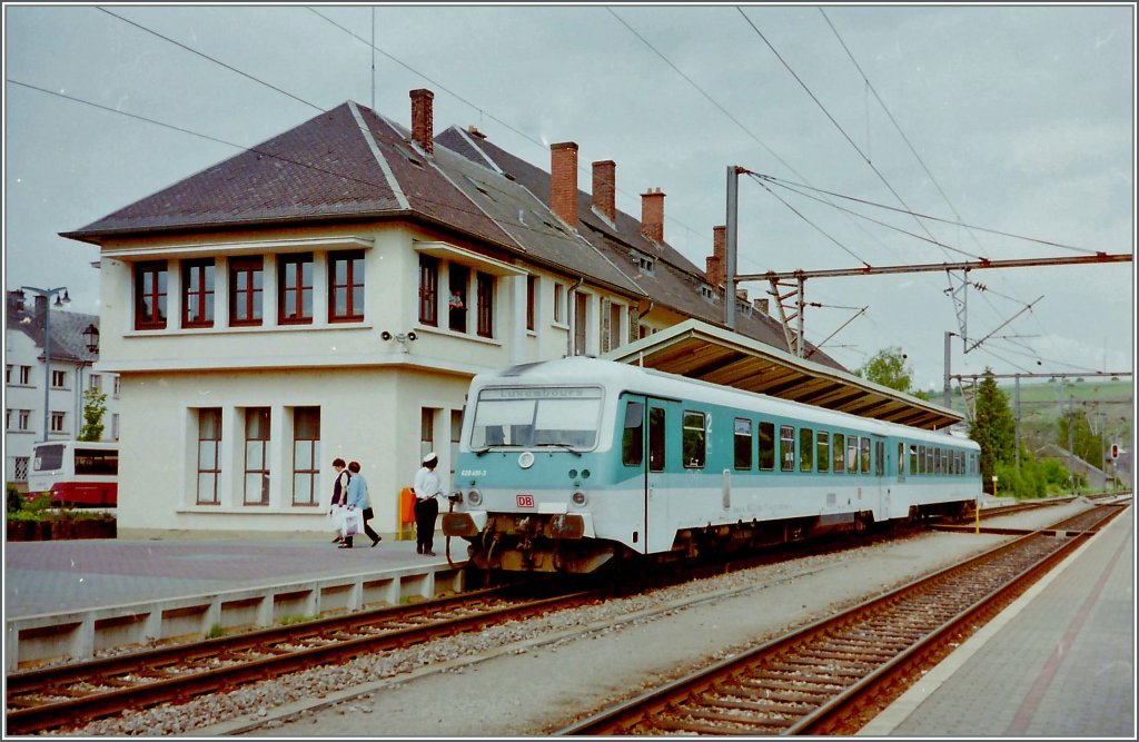Der DB VT 628 491-3 ist nach Luxembourg unterwegs und wartet in Wasserbillig auf die Abfahrt. 
13. Mai 1998/Gescanntes Negativ 