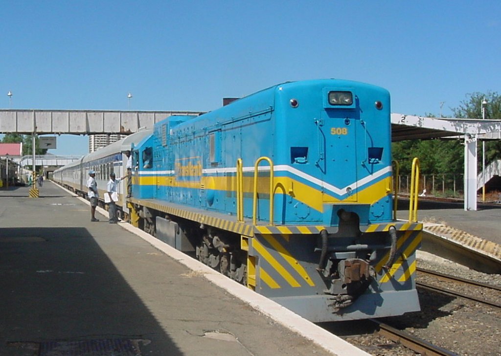 Der  Desert Express  wartet mit der frisch revidierten Zuglok 33-508 auf die Abfahrt nach Swakopmund. Windhoek, 02.01.2004