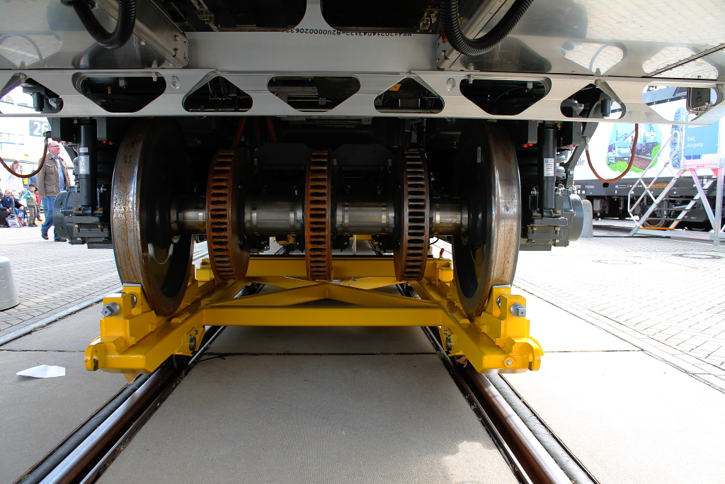 Der Desiro RUS, der als S-Bahn in Sotschi fahren soll, einmal von unten gesehen. Breitspurdrehgestell, gesehen auf der InnoTrans 2012 am 23.09.2012 in Berlin.