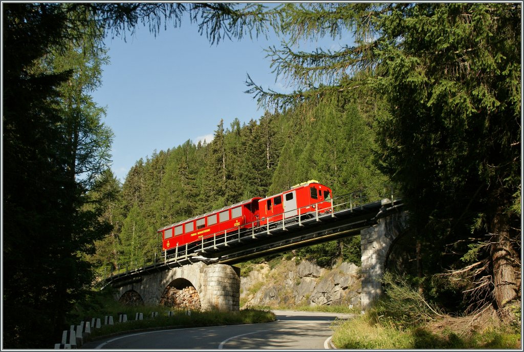 Der DFB Tm 985 mit einen Reisezugwagen zwischen Oberwald und Gletsch. 
5. August 2013