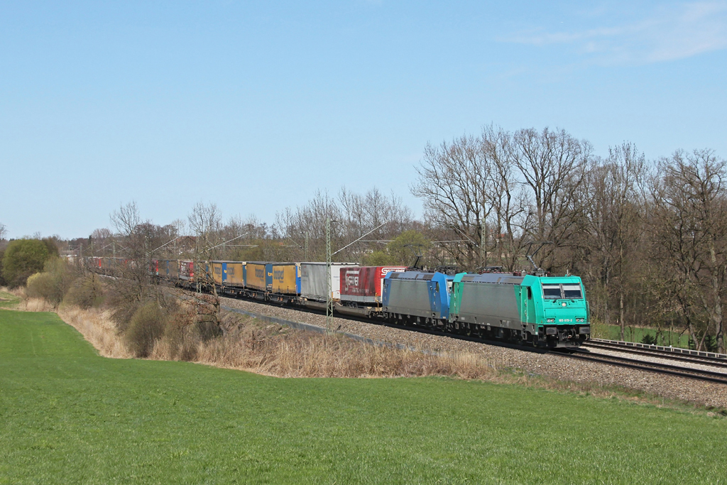 Der DGS 43101 „Transped“ war am 02.04.2011 mit einer bunten Doppeltraktion 185 unterwegs. 185 615 und 512 ziehen ihn bei Hilperting Richtung Kufstein.
