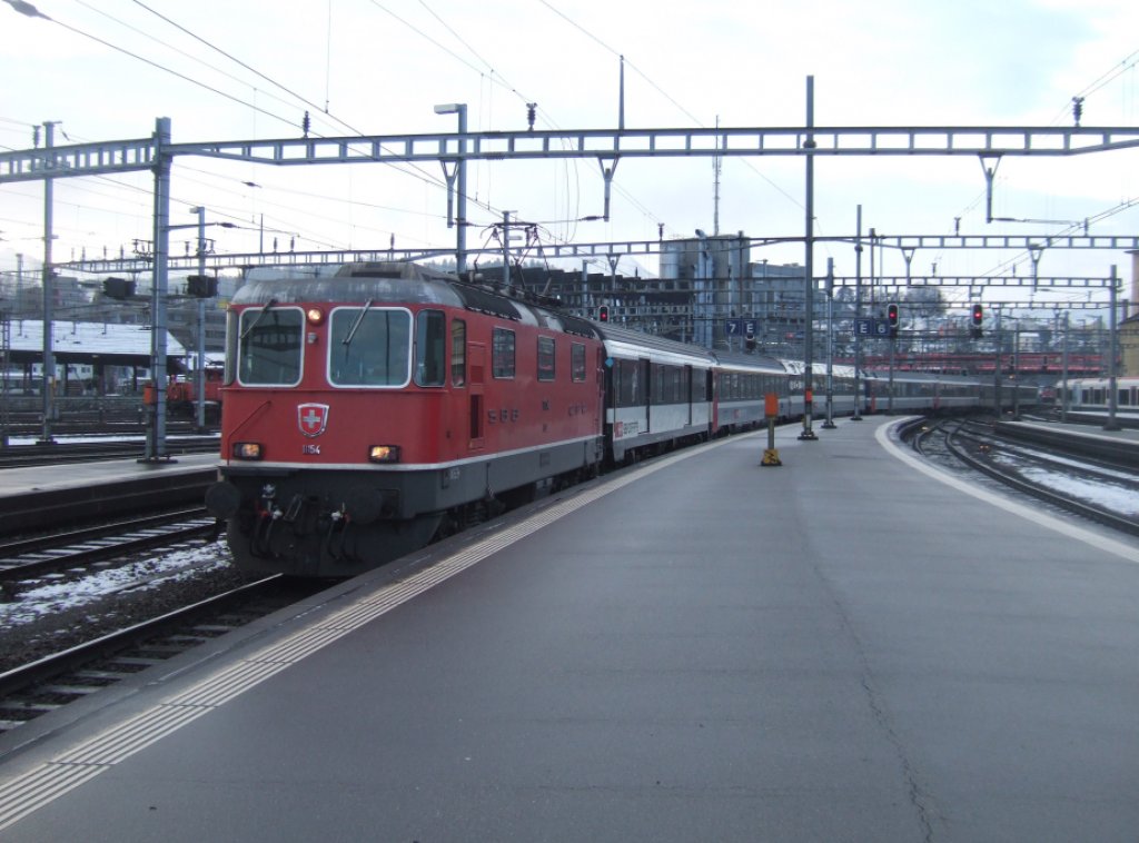 DER Dienst der Re 420 im Jahr 2009: Mit einem IR nach Locarno trifft die Re 4/4  11154 am 02.12.09 in Luzern ein. Ob diese Loks die GotthardIR's auch im kommenden Jahr zu 95 % ziehen werden wie in diesem Jahr, das wissen erst die Wenigsten.