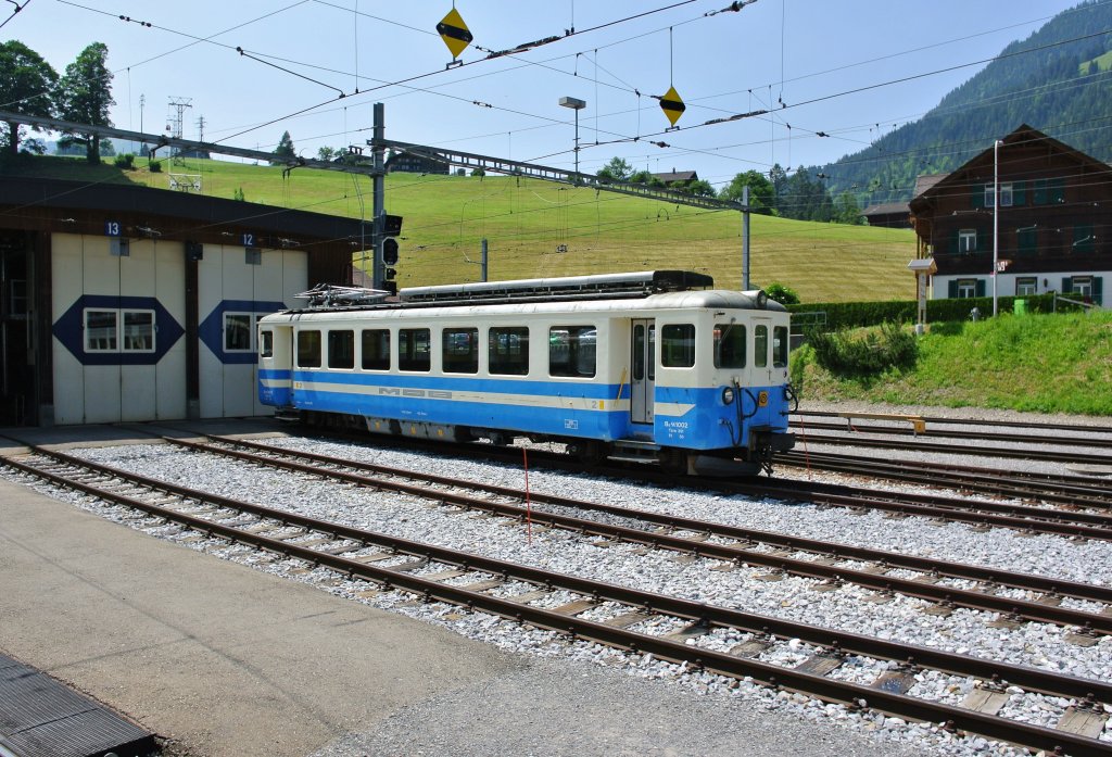 Der Diensttriebwagen Be 4/4 1002 abgestellt vor dem Depot Zweisimmen, 14.07.2013.