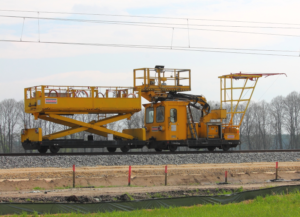 Der dieselhydraulische Montagewagen LMB 4020 und der Materialwagen MW 1500-02 mit der Hubarbeitsb�hne MW 600 der Firma SRABAG Rail Fahrleitungen GmbH in Nassenheide am 29.04.2013.
LMB 4020:   Kleinwagen-Nr.: 97 86 08 505 30-8; Eigengewicht: 7,2 t
MW 1500-02: Kleinwagen-Nr.: 97 86 08 902 30-7; Eigengewicht: 4,0 t; Nutzlast: 8,5 t