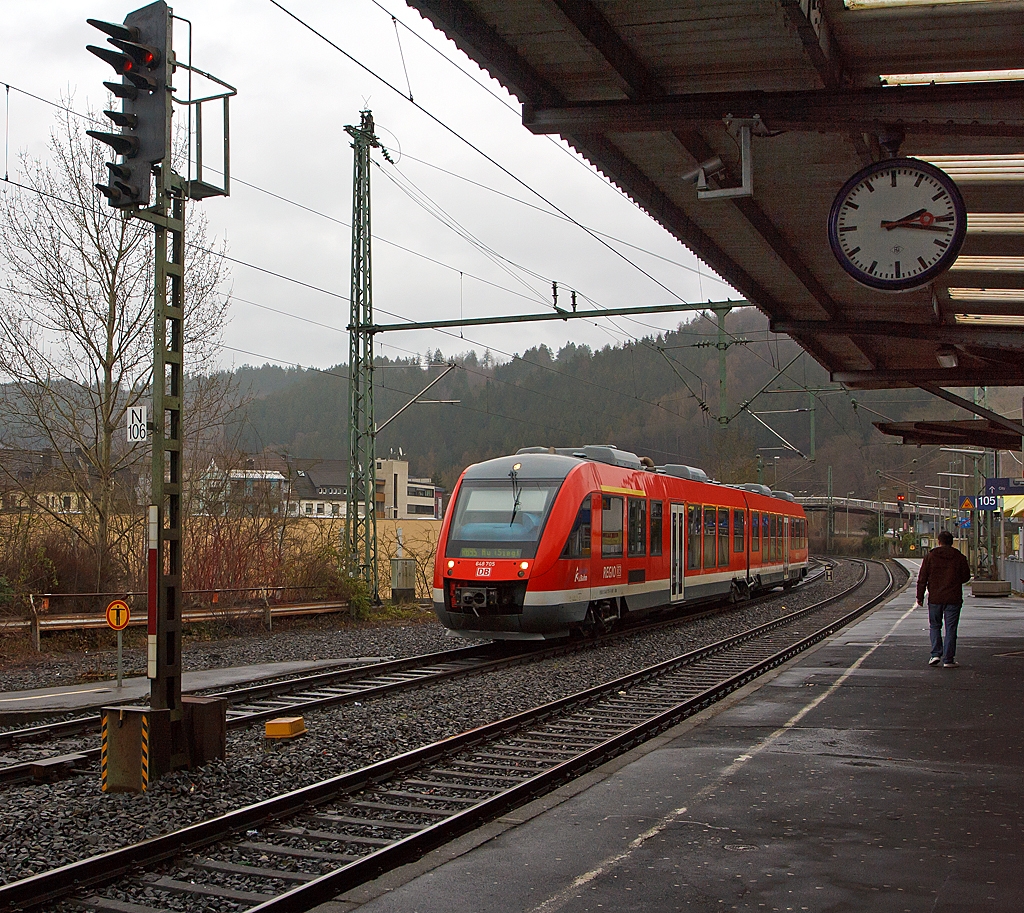 Der Dieseltriebwagen 648 705 / 205 ein Alstom Coradia LINT 41 der DreiLnderBahn fhrt am 09.03.2013 als RB 95 (Dillenburg-Siegen-Au/Sieg) in den Bahnhof Betzdorf/Sieg ein.
