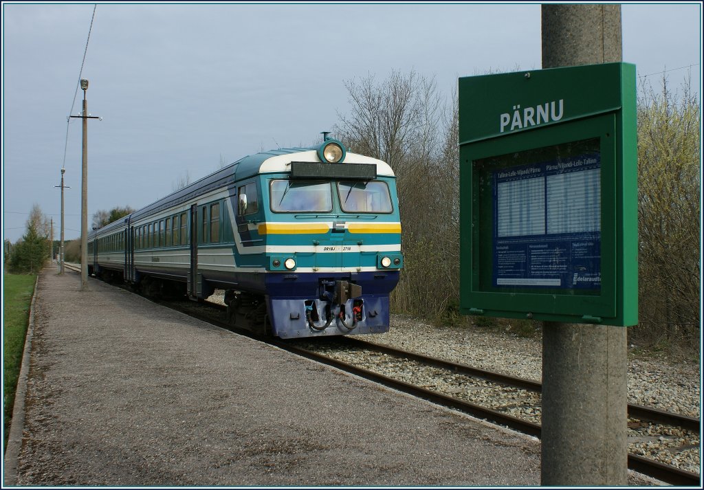 Der Dieseltriebzug 231 von Tallin erreicht pnktlich die Endstation Prnu.
Dieses Gleis, der Bahnsteig und der Fahrplan, ist alles was es als Bahnhof Prnu noch zu sehen gibt. Das Bahnhofsgebude wurde vermutlich kurz vorher abgerissen.
(03.05.2012)
