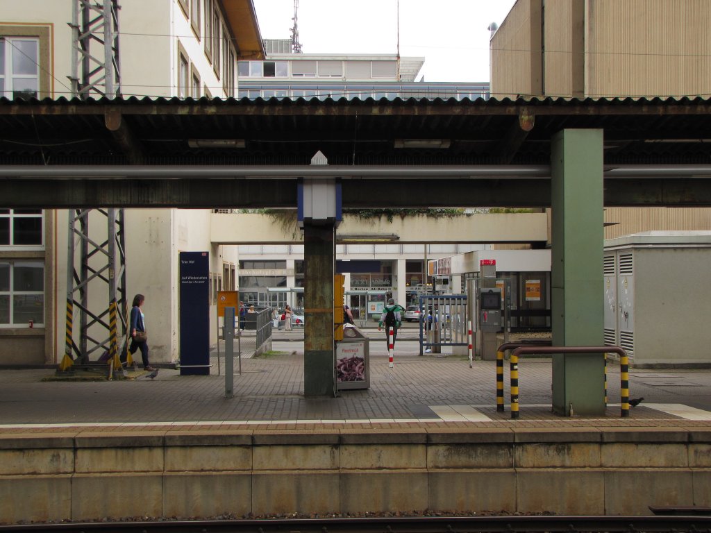 Der direkte Weg vom Bahnsteig zum Bahnhofsvorplatz in Trier Hbf; 10.07.2012