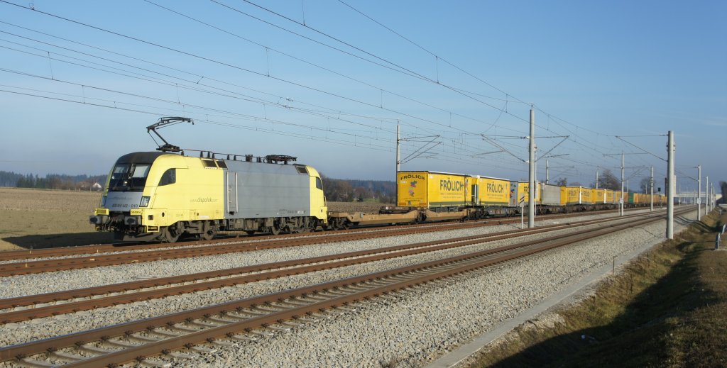 Der Dispolok-Taurus ES 64 02 10 mit dem Frlich-KLV-Ganzzug auf dem Fernbahngleis am 25.11.11 bei Hattenhofen.