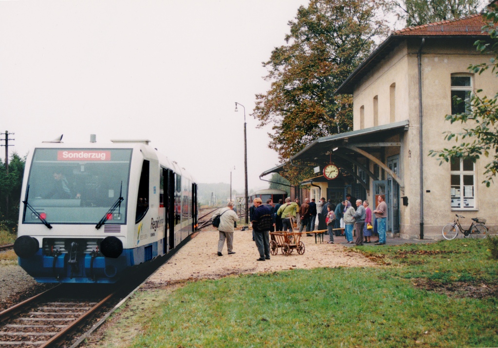 Der DKB-Regiosprinter hielt fr eine Schnupperfahrt nach Nrdlingen am 13.10.95 in Wilburgstetten. (Blick nach Sden)