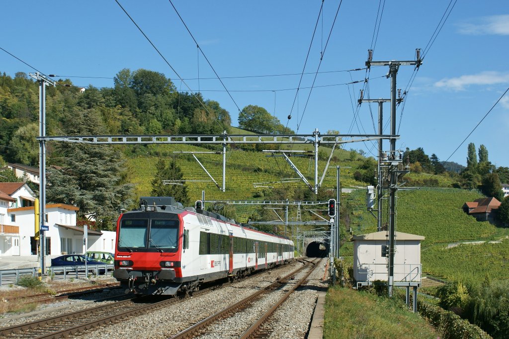 Der DOMINO als S 21 nach Payerne durcheilt ohne Halt den Bahnhof Grandvaux.
3. Okt. 2010