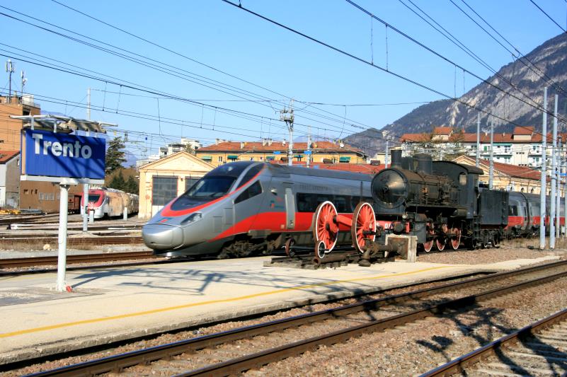 Der  Donald Duck  unter den Triebzgen -ETR 610- passiert die in Trento abgestellte 625.011; 05.02.2012
