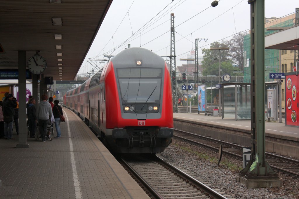 Der Doppelstocksteuerwagen mit BR 146 216 (hinten) fhrt in Ludwigsburg auf Gleis 1 ein. Ziel des Zuges ist Mosbach Neckarelz. Das Bild entstant am 28.4.2011.