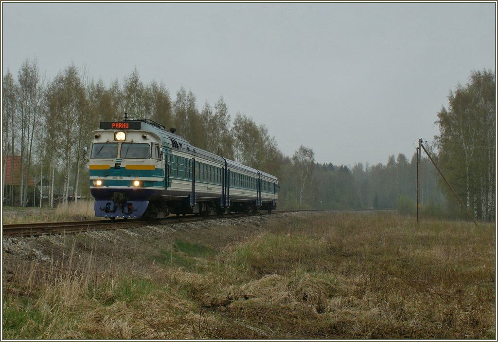 Der DR1-B N3707 mit Zwischenwagen und Steuerwagen auf Weg nach Prnu als Zug 0231 bei Kuiaru.
8. Mai 2012