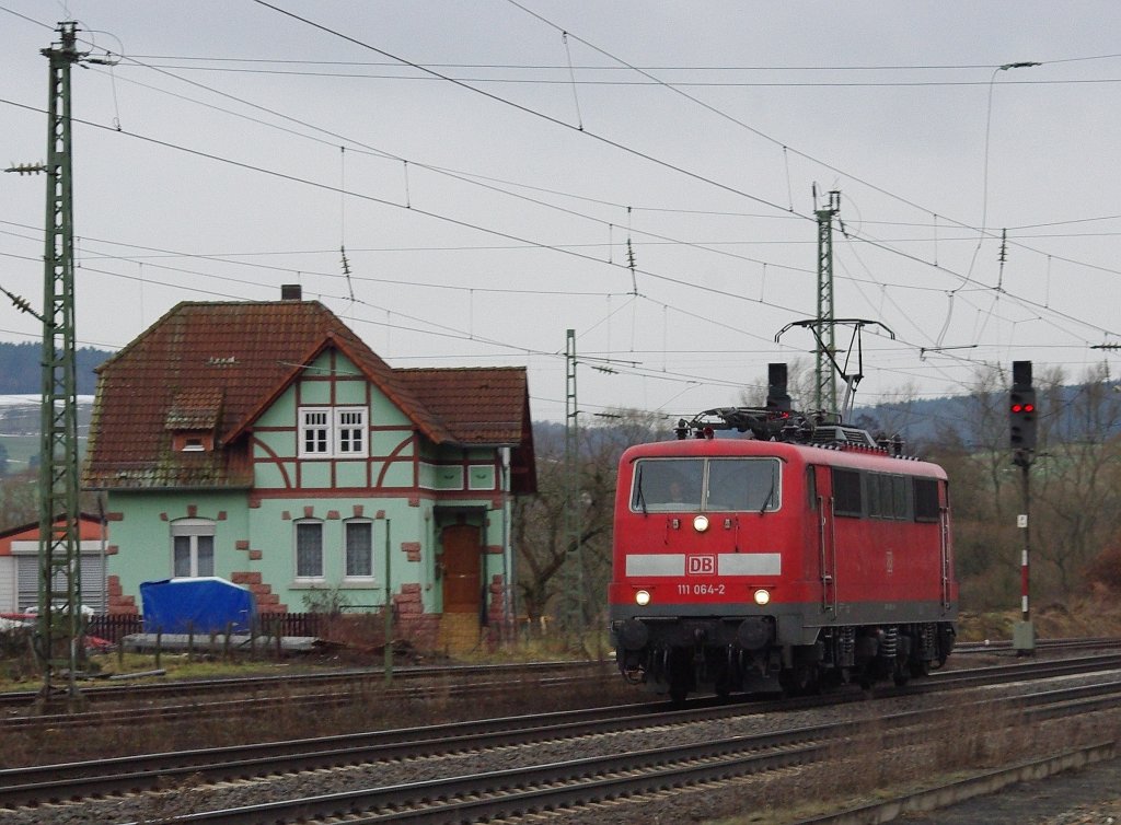 Der  Drei Lwen Takt  in Hessen: 111 064-2 als Tfzf in Fahrtrichtung Norden. Aufgenommen am 12.01.2011 in Mecklar.