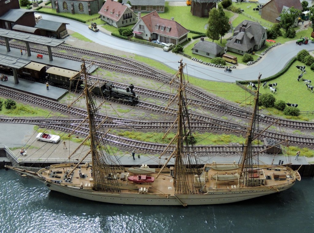 Der Dreimaster ist die Attraktion im Hafen.Motiv der Holle-Modellbahn in Hessisch-Lichtenau, aufgenommen am 23.12.2012.