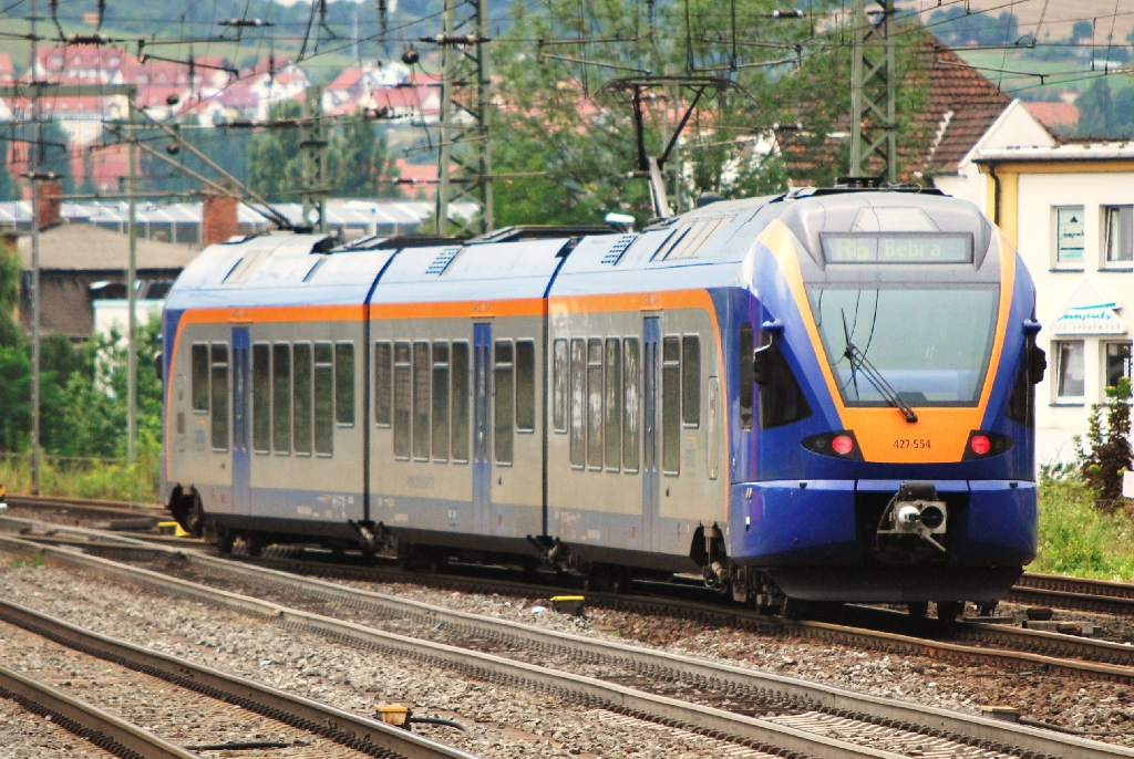 Der dreiteilige Flirt 427 054 bzw. 427 554 (UIC: 427 145-8 bzw. 427 645-7) der Cantus Verkehrsgesellschaft verlsst am 08.08.2010 den Bahnhof Eisenach in Richtung Bebra.