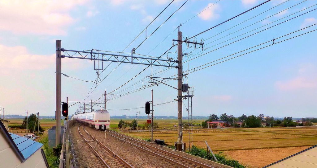 Der dritte und neuste Intercityzug (Baujahr 2005; 3+6 Wagenzug) des Hokuetsu Express entspricht der JR-Serie 683. Hier kommt er in Kubiki am Eingang zur Gebirgsstrecke entgegen; Frontwagen KUHA 683-8701. 16.Oktober 2011.