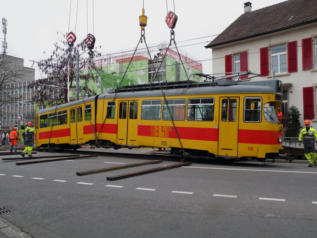Der Dwag 136 wert sich gegen das Umlegen. Der erste Versuch muss abgebrochen werden, da der Wagen in der Mitte zu stark abknickt. Die Aufnahme stammt vom 10.11.2011.