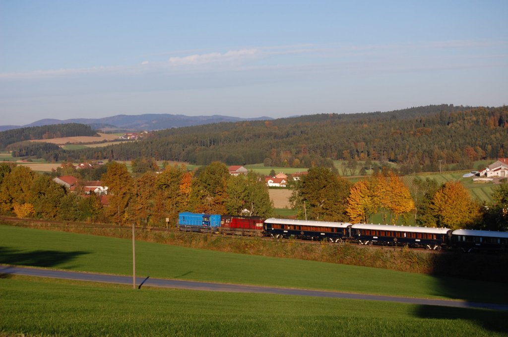 Der DZ 13250  VSOE Orient-Express  wurde beraschender Weise von 2 CD 742er nachgeschoben. 09.10.2010 bei Klpflesberg