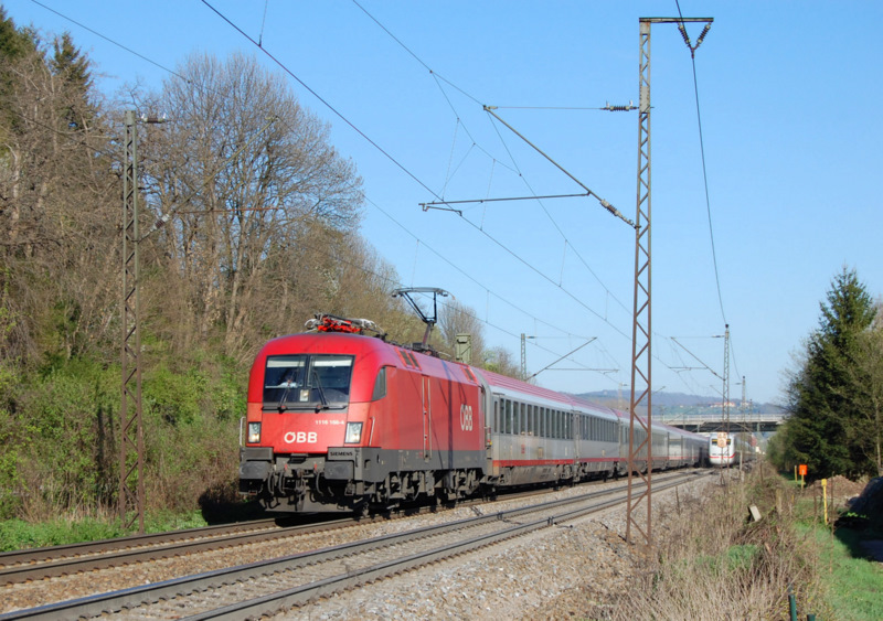 Der EC 112, welcher derzeit noch von Klagenfurt bis Siegen verkehrt, wird auch im aktuellen Fahrplanjahr von zwei  Ochsen  ber die Filsbahn befrdert. Am 8.4.2011 hatte 1116 168-4 die Aufgabe, den Zug bei Gppingen in Richtung Stuttgart zu ziehen. Am Zugschluss hilft - hier leider verdeckt durch einen ICE - ein weiterer  Ochse  nach.