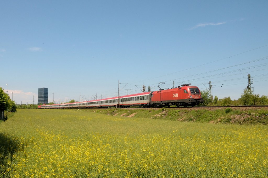 Der EC 113 Siegen-Klagenfurt am 12.05.11 an der Truderinger Stra�e in M�nchen