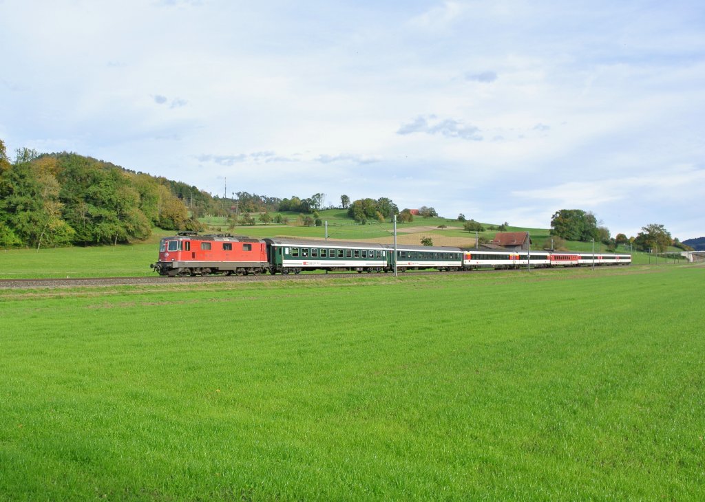 Der EC 194 wurde heute auf dem Schweizer Abschnitt (St. Margrethen-Zrich) ausnahmsweise durch eine Re 4/4 II (statt Re 421) gezogen. Im Bild ist die 11133, ex. Swiss Express, mit zwei Bpm 51 Verstrkungswagen an der Spitze, bei Elgg, 17.10.2012.