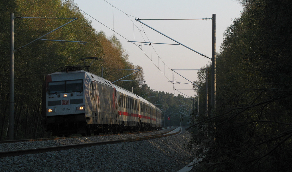 Der EC 248, alias Wawel auf der Reise von Krakau nach Hamburg, der doch noch ein paar Sonnstrahlen bekam. Zum Abschluss der Fahrten auf der 202 bis Fahrplanwechsel sogar mit Werbelok. Hier im Bild die 101 144 ('Hertha'). 23.10.2011