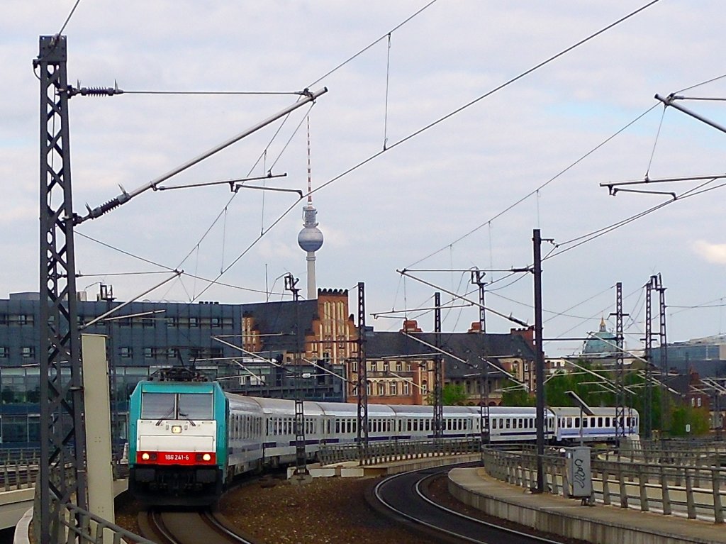 Der EC 44 aus Warschau, von der 186 241-6 gezogen, erreicht mit wenigen Minuten Versptung am 08.05.2010 den Berliner Hauptbahnhof.