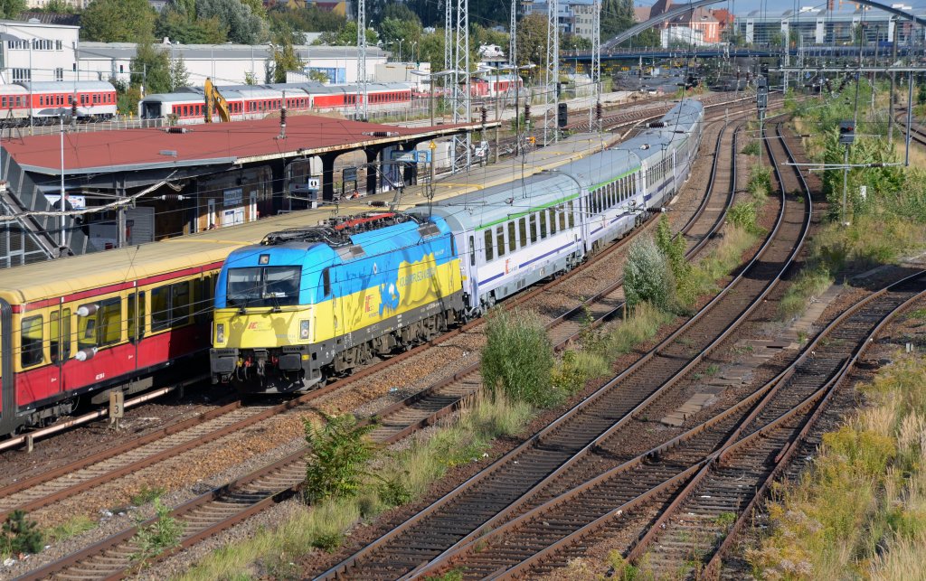 Der EC 44, bespannt mit 5 370 004, erreicht am 22.09.12 Berlin. Mit +45 fhrt der EC an der Warschauer Strae vorbei. 