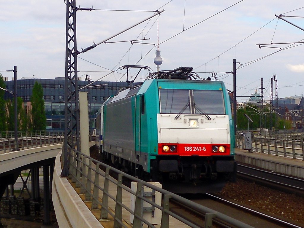 Der EC 44, gezogen von einer 186 241-6, kurz vor seiner Endstation Berlin Hbf auf der Humboldt-Hafen-Brcke am 08.05.2010.