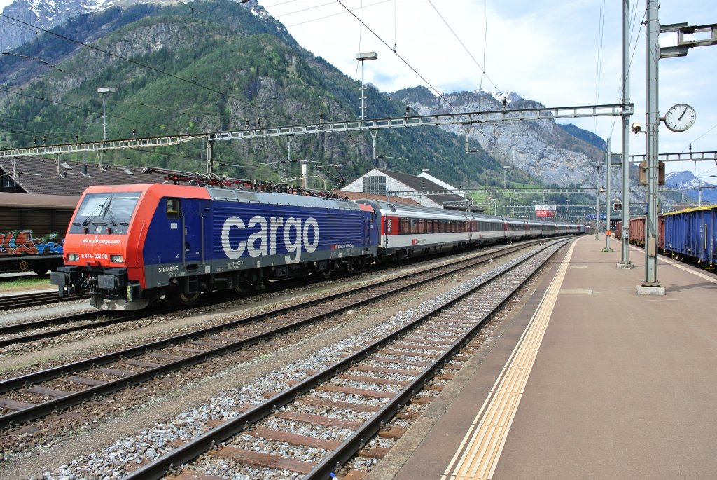 Der EC-Messzug welcher heute zwischen Erstfeld und Gschenen pendelt; im Bild: Re 474 002, Bpm61 Refit 349-2+226-2+285-8+284-1, EWIV Messwagen 60 85 99-90 108-9, Apm61 Refit 253-8+201-7 und Re 474 003, Erstfeld, 29.04.2012.