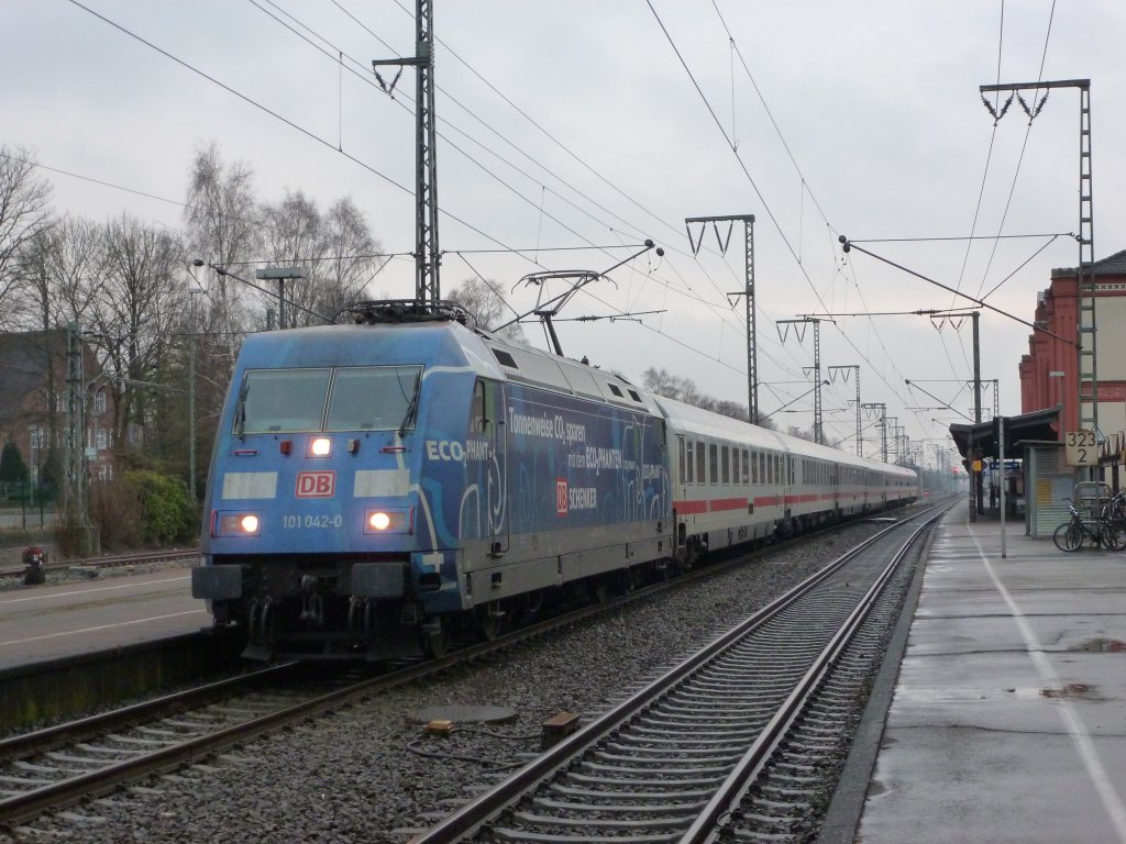 Der ECO2PHANT kommt mit dem IC 135 von Luxemburg nach Norddeich Mole am 16.02.2012 nach Ostfriesland getrampelt, hier beim halt in Leer.