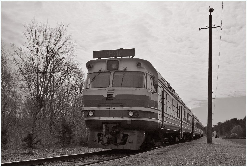 Der Edelaraudtee Dieseltriebzug 0231 von Tallinn ist in Prnu eingetroffen, die DR1B 3709 schob den Zug.
3. Mai 2012