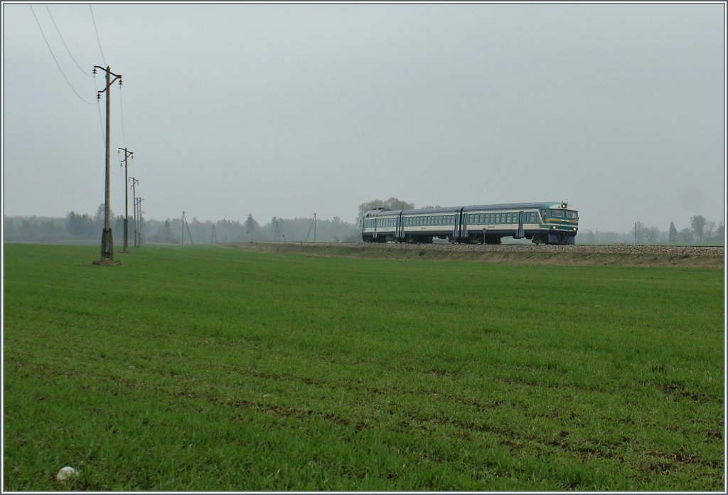 Der Edelaraudtee Dieseltriebzug 0234 von Rapla nach Tallinn kurz nach der Abfahrt in Rapla. 
5. Mai 2012