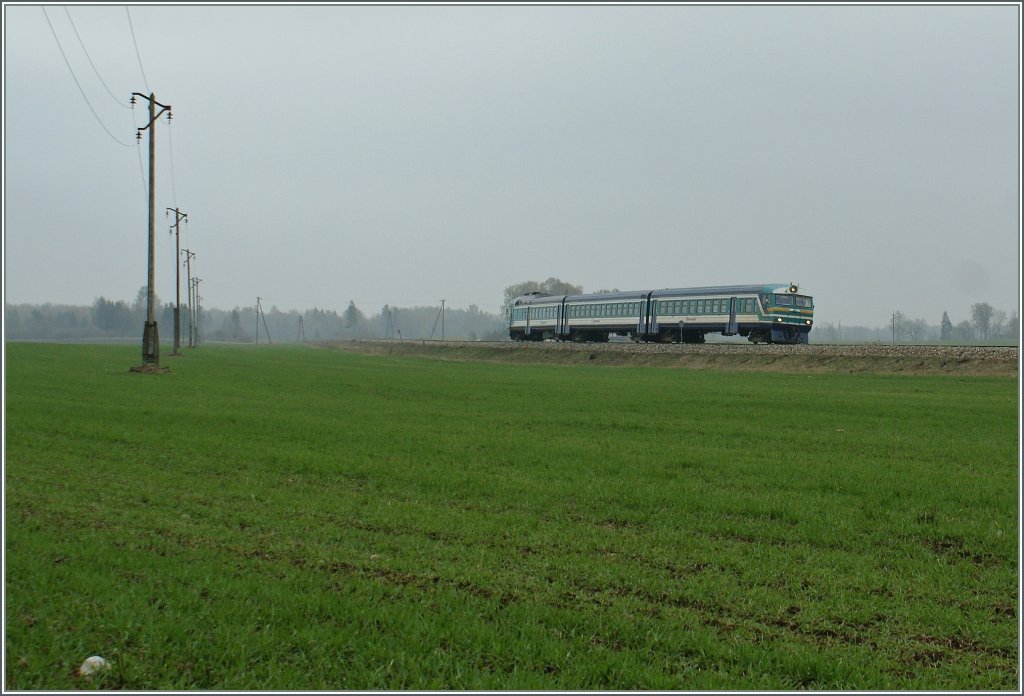 Der Edelaraudtee Dieseltriebzug 0234 von Rapla nach Tallinn kurz nach der Abfahrt in Rapla. 
5. Mai 2012