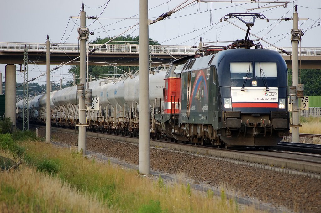 Der EGP Taurus ES 64 U2 - 002 (182 502-5) und die 212 024-4 als Wagenlok mit einem Zementzug zwischen Growudicke und Rathenow in Richtung Stendal. 02.07.2010