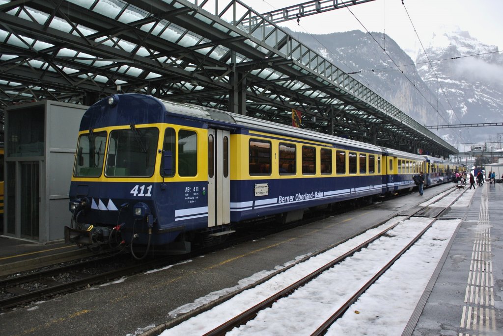 Der ehem. RBS Steuerwagen, ABt 411, an der Spitze eines Regios in Lauterbrunnen, 01.02.2013.
