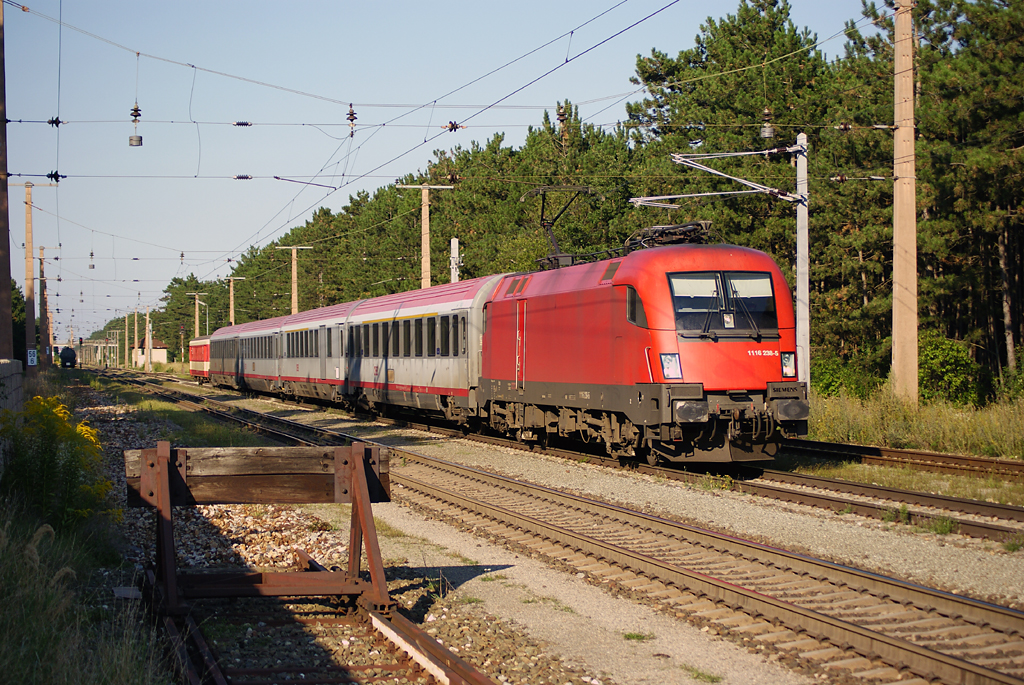 Der ehemalige an ITL vermietete Taurus 1116 238 durchfhrt am 22.08.2010 mit OIC659(Wien Meidling-Graz) den Bahnhof St.Egyden.