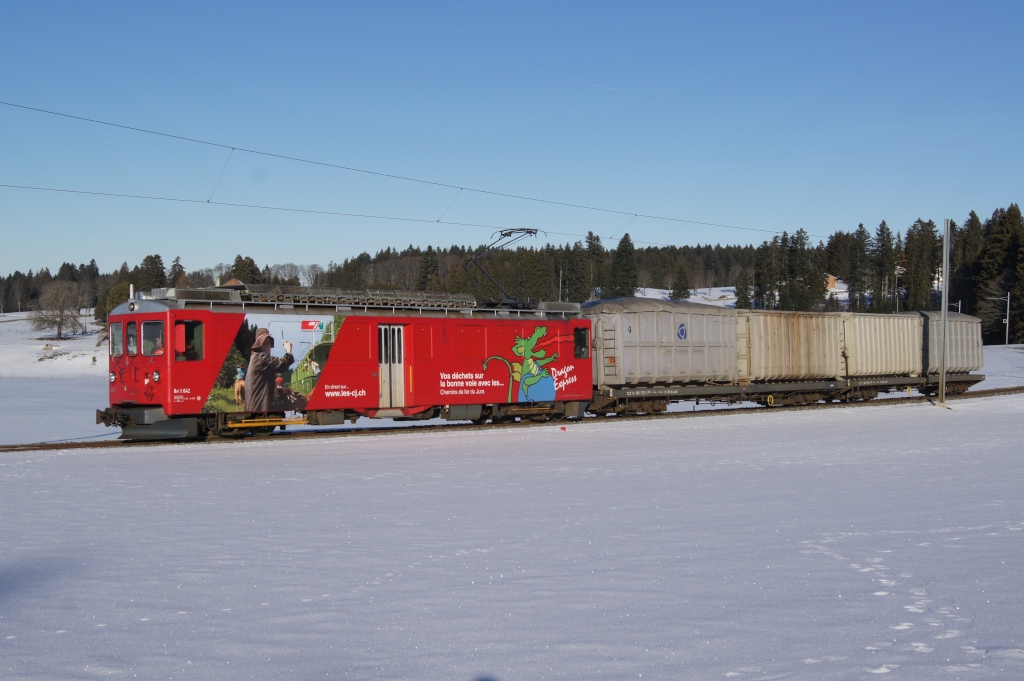 Der ehemalige Arosa-Triebwagen Bef 4/4 642 befrdert am 12.1.12 einen aus zwei Wagen bestehenden Mllzug Richtung La Chaux-de-fonds. Das Bild wurde kurz vor La Ferrire aufgenommen.