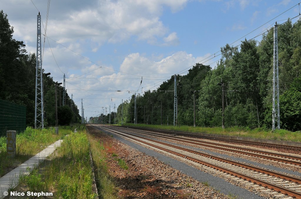 Der ehemalige Bahnhof Falkenhagen,im Westen der Stadt Falkensee gelegen,mit Blick in Richtung Falkenhagener Kreuz - hinten rechts zweigt ein Gleis hinab zur Hamburger Bahn nach Brieselang und links zweigt ein Gleis hinab zur Hamburger Bahn nach Finkenkrug (Auenring 09.06.12)