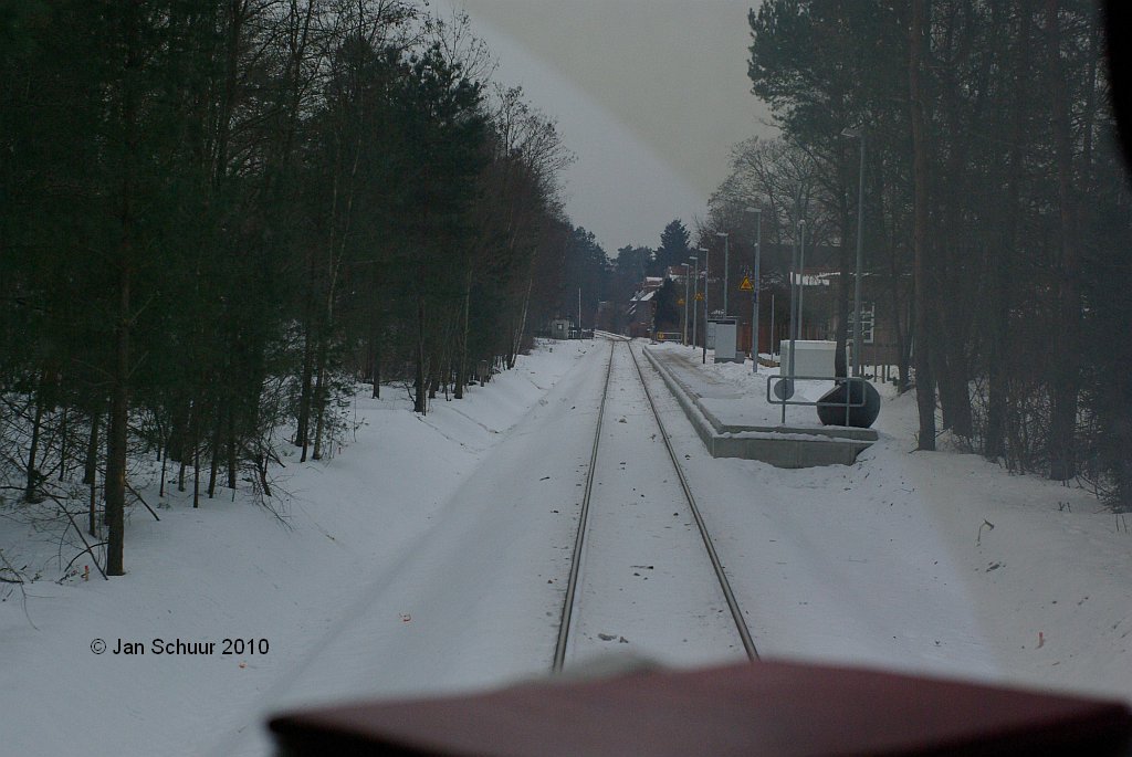 Der ehemalige Bahnhof Holm-Seppensen im aktuellen Zustand als Haltepunkt nach der Streckensanierung der Heidebahn im Sp�therbst letzten Jahres. Das fr�her hier vorhandene �berholgleis und die Rangiergleise f�r den G�terschuppen sind nun nicht mehr zu erkennen.
Der Schnee von Daisy und Miriam verdeckt nun auch den Rest. Das alte Bahnhofsgeb�ude ist �brigens noch als  Kulturbahnhof  zu besichtigen.

Die Aufnahme entstand �brigens auf einer Heidebahnfahrt durch den hinteren F�hrerstand eines 628's.

Aufnahmedatum 27.01.2010

� Jan Schuur