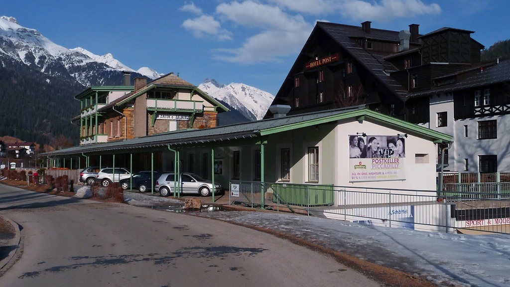 Der ehemalige Bahnhof von St.Anton am Arlberg (3.3.11). Wo frher einmal Gleis 1 war, verluft heute eine Dorfstrae.