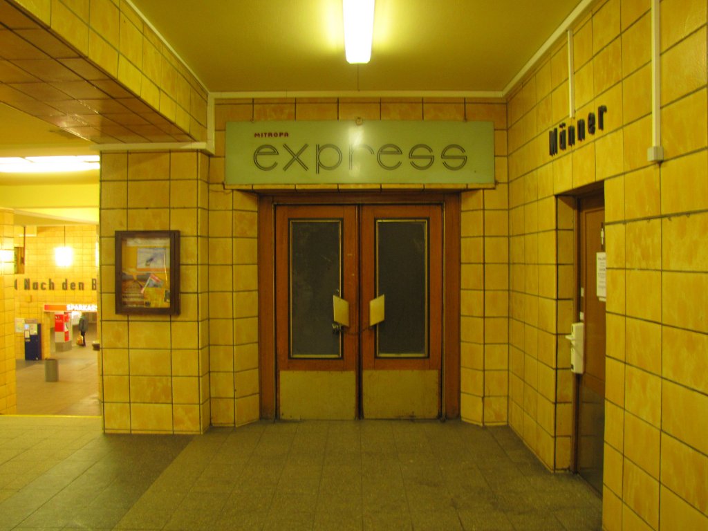 Der ehemalige Eingang zum Mitropa Express neben der Mnnertoilette am 05.01.2013 in Zwickau (Sachs) Hbf.