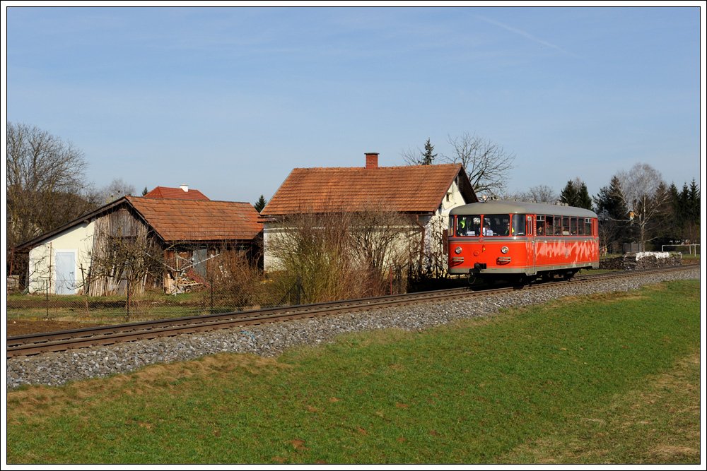 Der ehemalige GKB Triebwagen VT 10.02 der steirischen Eisenbahnfreunde als SPZ 8589 von Graz nach Deutschlandsberg am 23.3.2010 in Lebing zwischen Gr. St. Florian und Frauental aufgenommen.