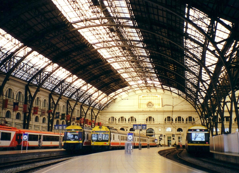 Der ehemalige Hauptbahnhof von Barcelona, die Estaci de Franca. Frher kamen hier die Zge aus Frankreich an, inzwischen wird sogar ber eine Schlieung der Station nachgedacht. Archiv - Scan vom Papierabzug. Mai 2000. 