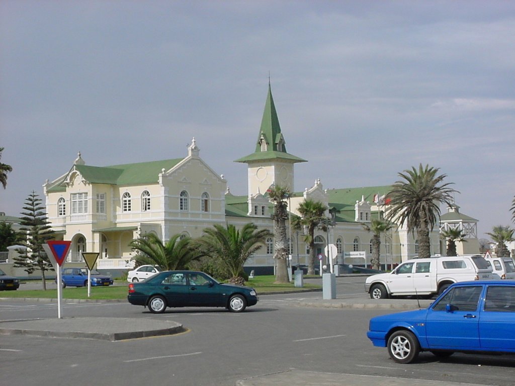 Der ehemalige Kopfbahnhof von Swakopmund dient infolge Streckenverlegung aus dem Zentrum, als Casino und Hotel mit Restaurants.
