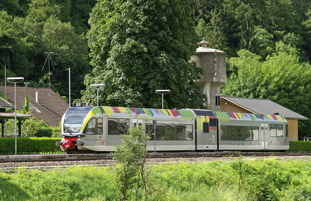 Der ehemaliger Personenbahnhof T�ll - mit seinem denkmalgesch�tzten Wasserturm - fungiert heute als Kreuzungsstelle. Am 30.07.2010 wartet ein Zug nach Meran auf den entgegen kommenden Zug.
