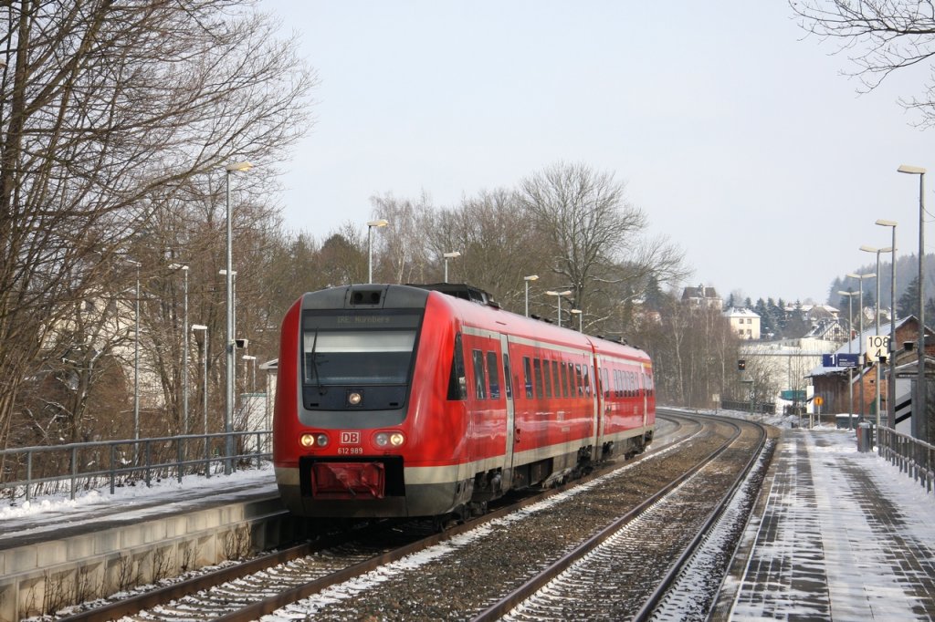 Der ehemals weie 612 989/489 als IRE3086 bei Durchfahrt des Hp Jocketa. (21.02.2011)