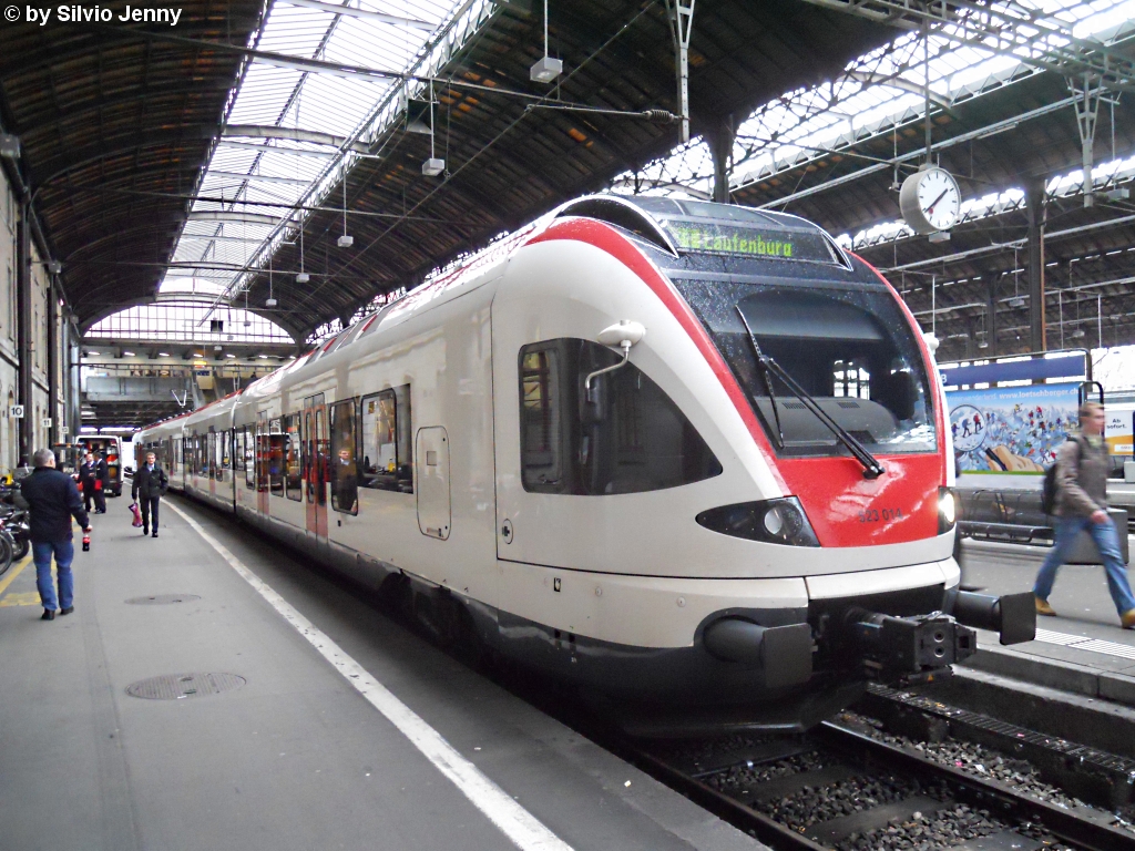 Der eigentlich fr die Waadtlnder S-BAhn bestimmte RABe 523 014 steht am 11.1.11 im Dienste der Regio-S-Bahn Basel als S1 nach Laufenburg in Basel SBB